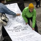 Alors que la Suisse a épuisé ses ressources pour l'année en cours, Greenpeace présente l'addition. KEYSTONE/MICHAEL BUHOLZER